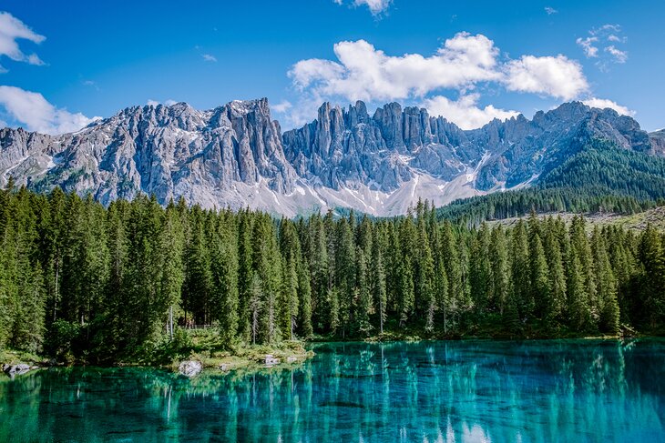 Lago di Carezza і Доломітові Альпи на задньому плані 