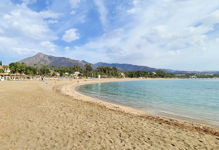 Playa Nagueles на узбережжі Коста-дель-Соль 