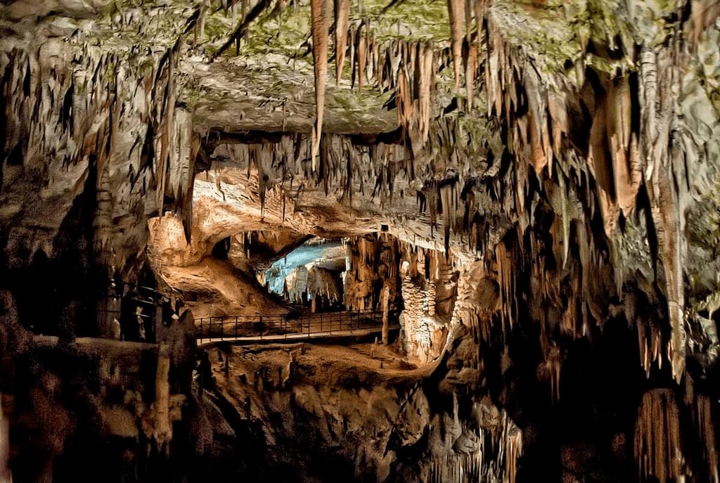 Печера Постойна — підземне диво Європи