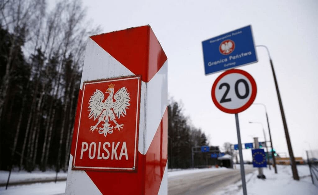 Польща повністю закриває кордон з Білоруссю: що відомо про рейси та подорожі