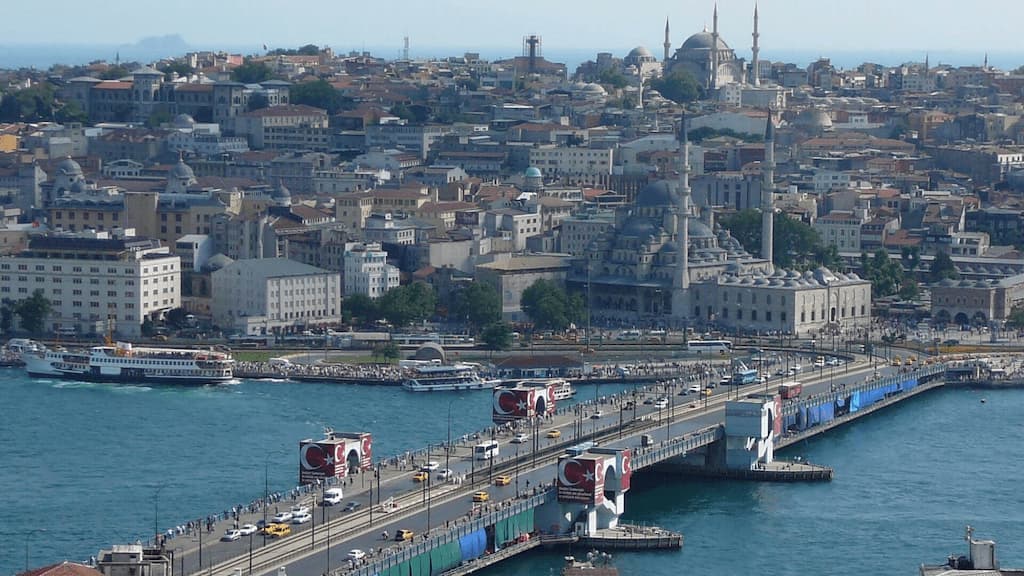 Галатський міст (Galata Köprüsü) — місце зустрічі двох Стамбулів
